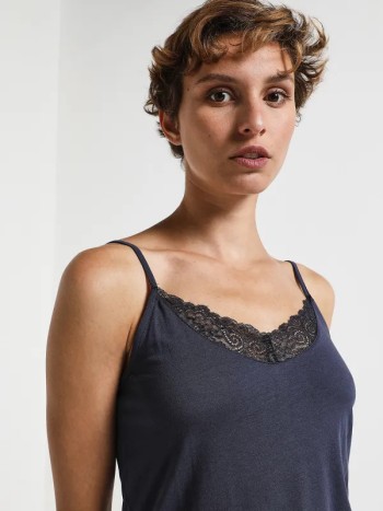 Encolure brodée du Débardeur bleu Mila femme de Julie Guerlande